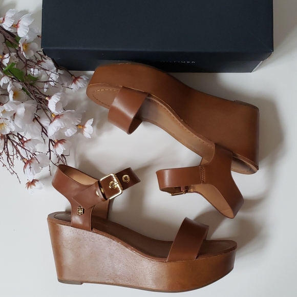 TOMMY HILFIGER SHOES - WITT WEDGE SANDALS - Picture 2 of 7